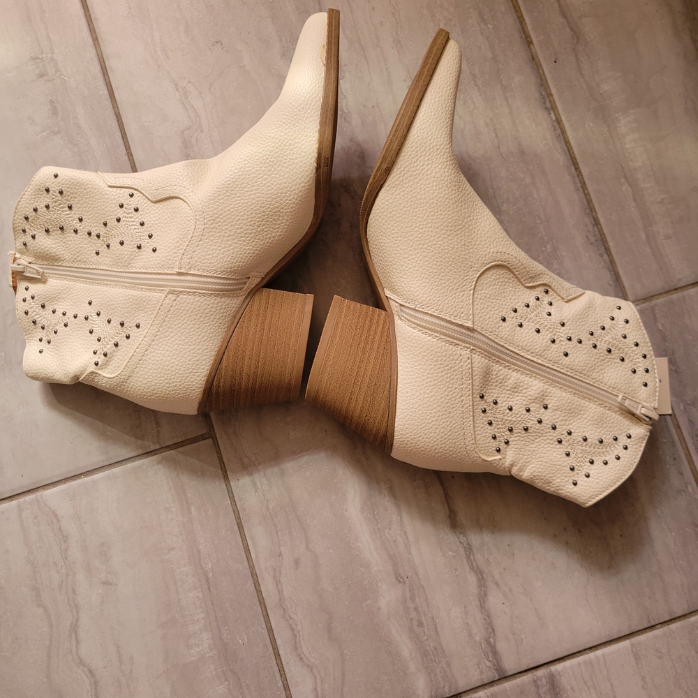 Universal Thread Co. Women  Cream Cowboy Faux Leather Boots SZ 7.5 - Picture 5 of 14